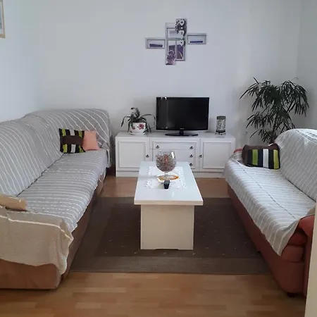 Loni Apartment *